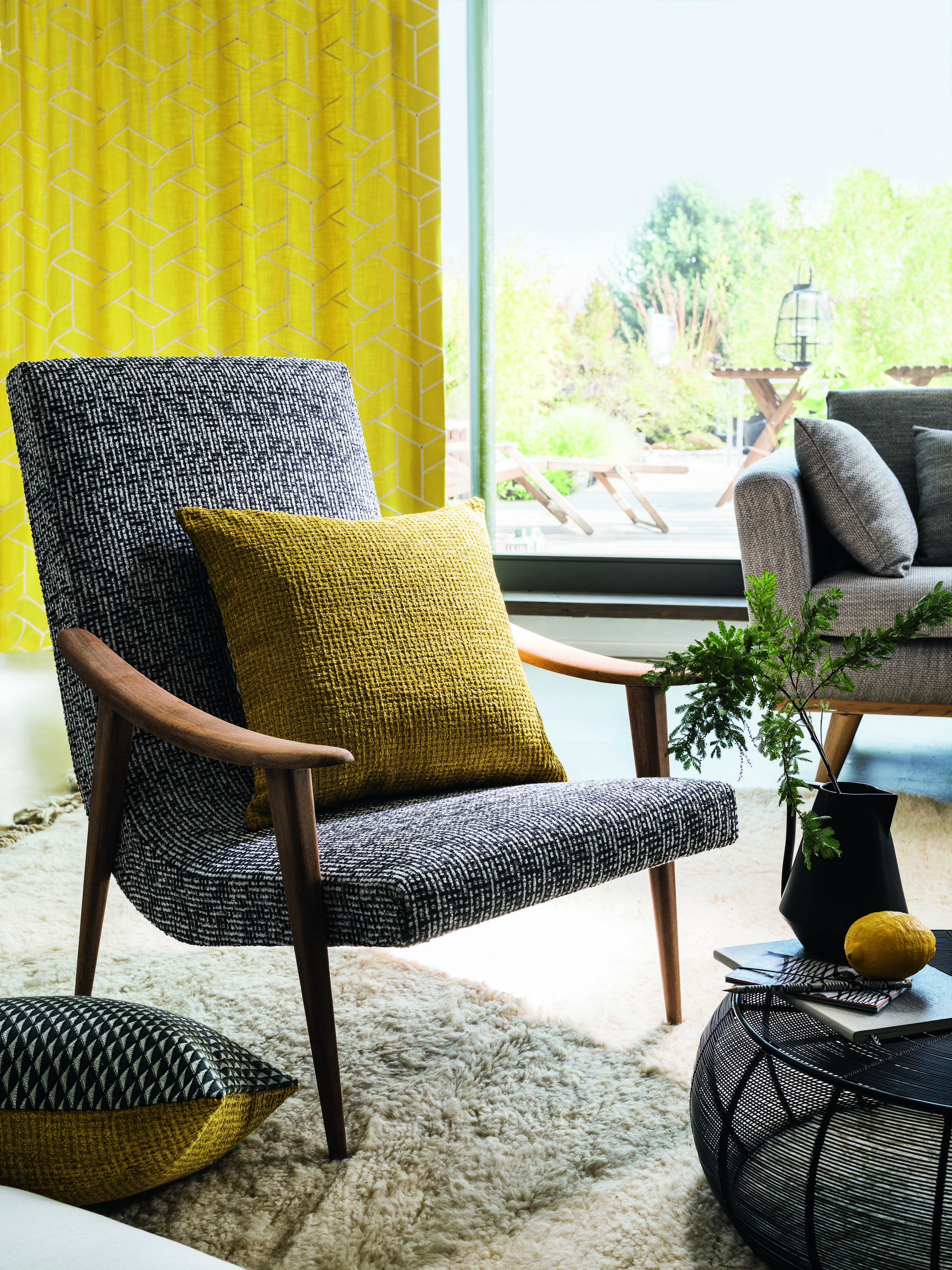 Wie kann man die Farbe der Einrichtung anpassen und seiner Wohnung einen Hauch von Glamour verleihen?