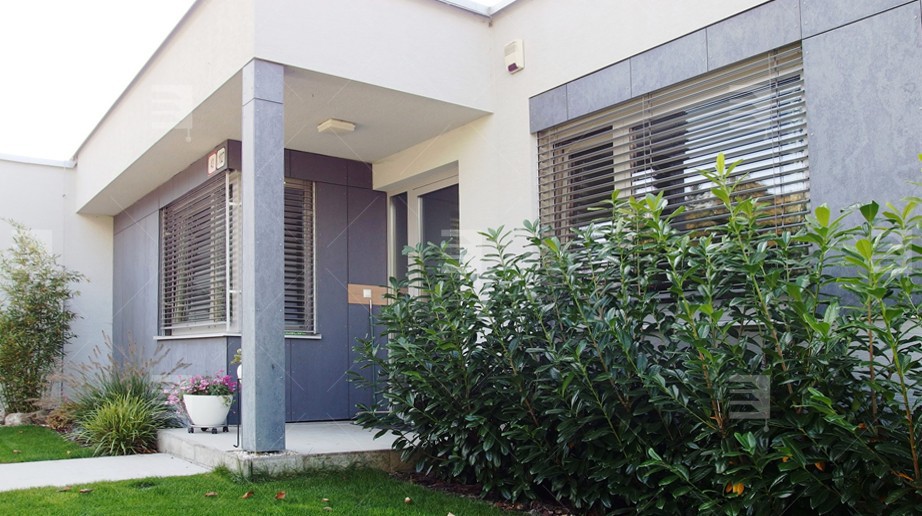 Planen Sie ein passives Haus? Installieren Sie auch Sonnenschutzvorrichtungen für Außenvorhänge.