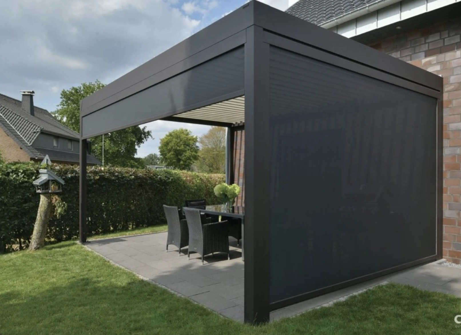 Entspannung unter der Pergola: Wie kann man die Privatsphäre gewährleisten, wenn man Nachbarn in der Nähe hat?