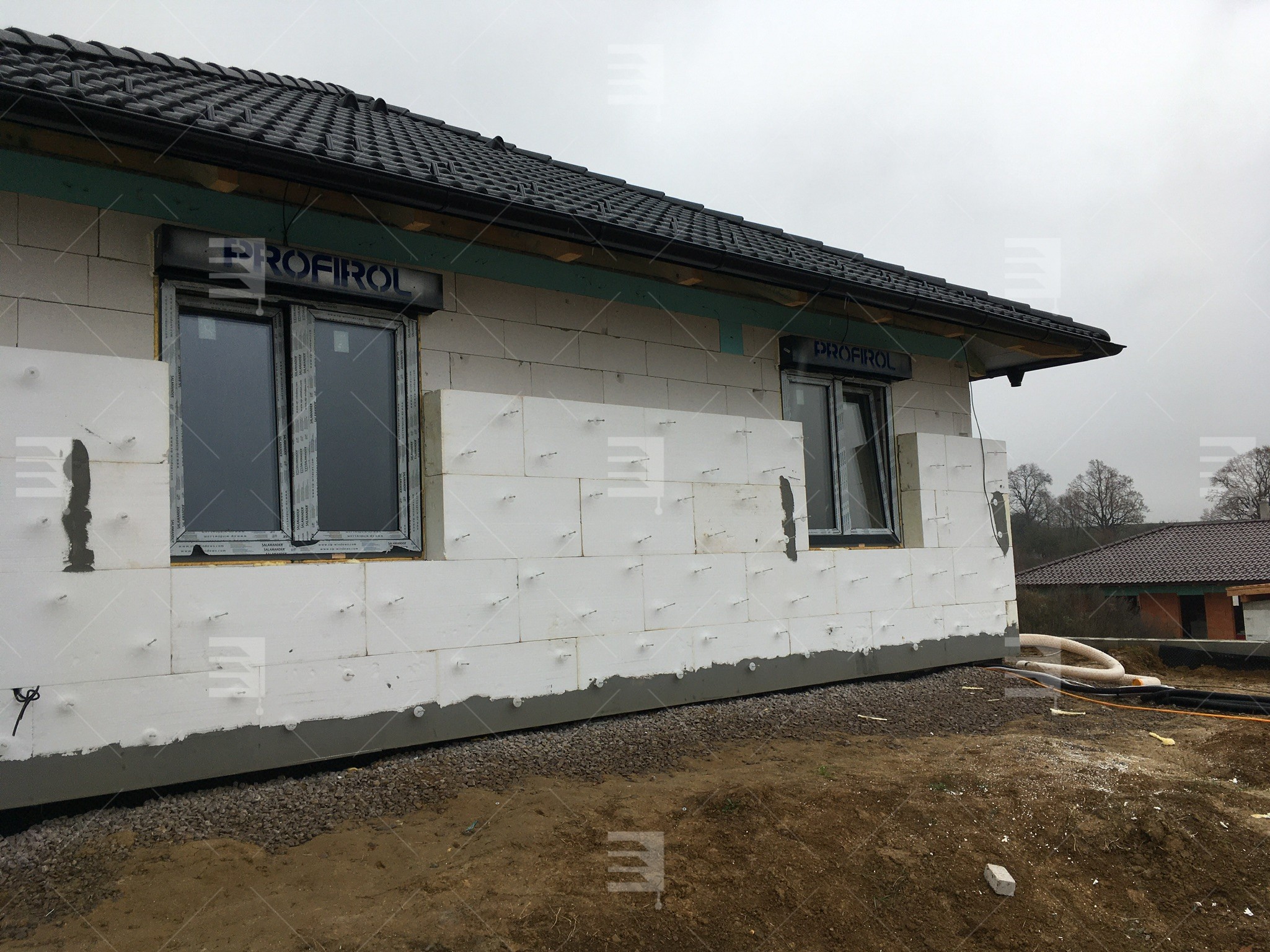 Familienhaus in Besenova erhält neue Fassadenjalousien Galerie