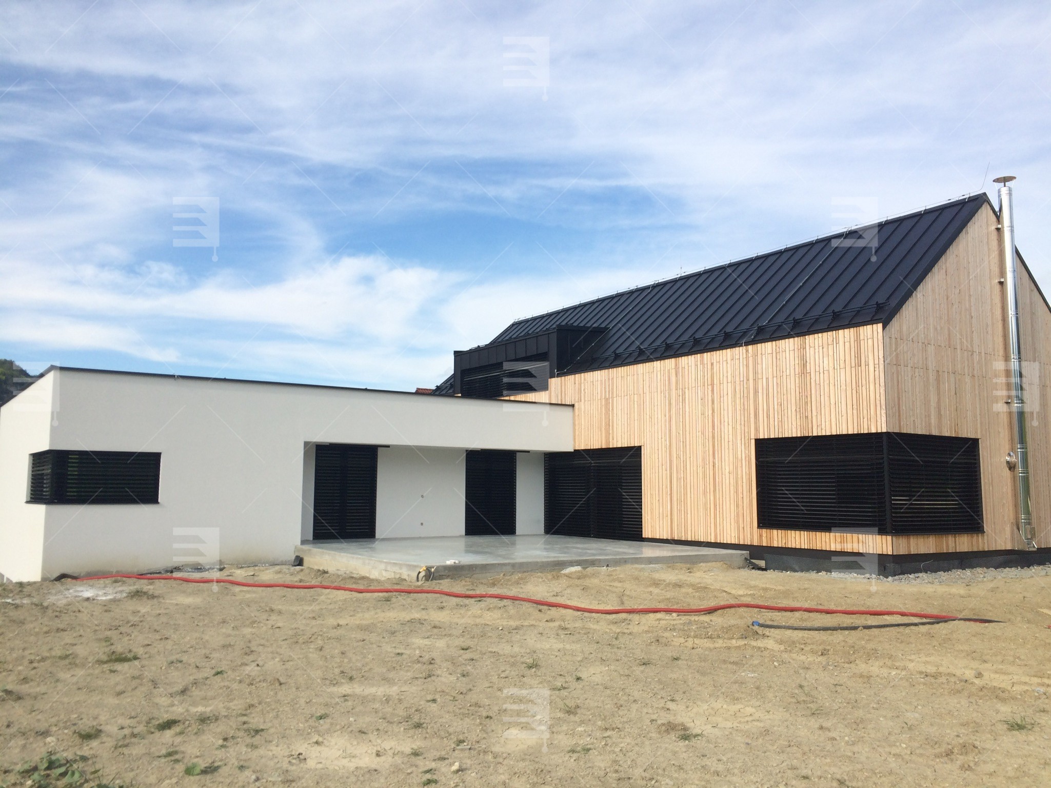Außenvorhänge verleihen einem Haus in Ilava neues Leben Galerie