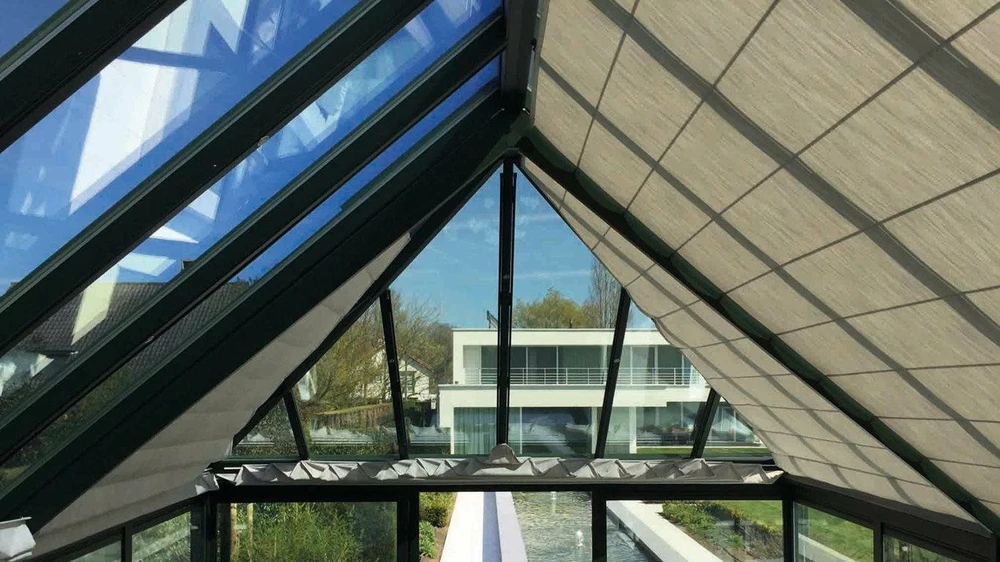 Herausforderungen moderner Architektur - ungewöhnliche Fenster. Wie kann man sie abdunkeln?