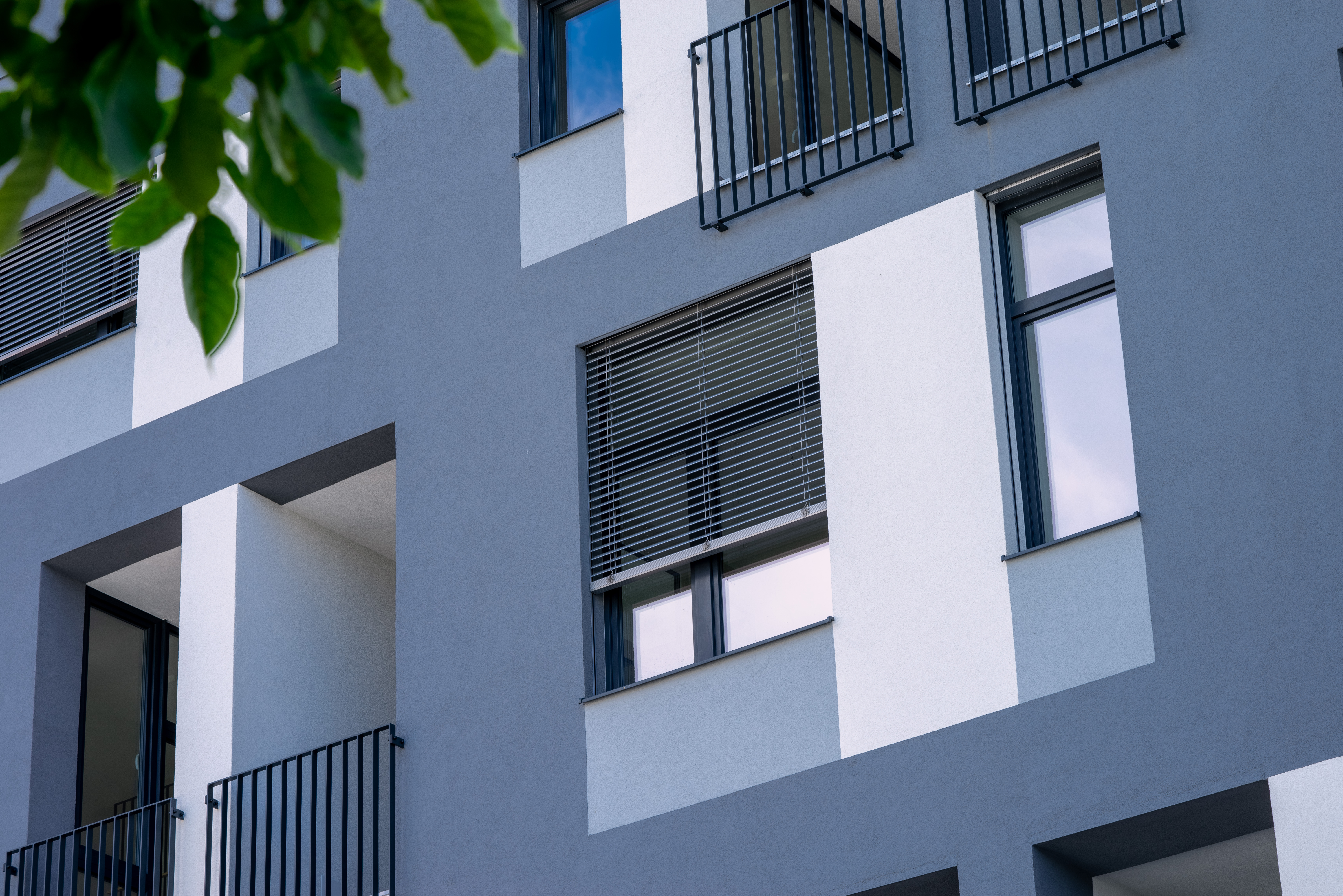 Außenvorhänge in einem Mehrfamilienhaus in Bratislava