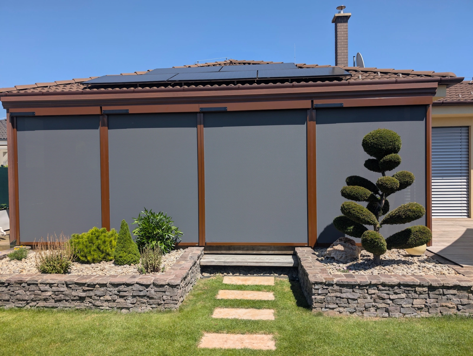 Solarbetriebene Screen-Rollo