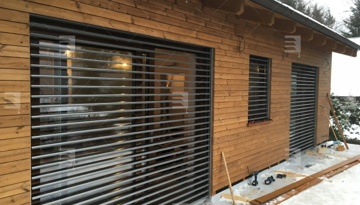 Moderne Jalousien verwandeln ein Haus in Poprad