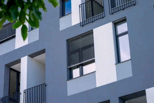 Außenvorhänge in einem Mehrfamilienhaus in Bratislava