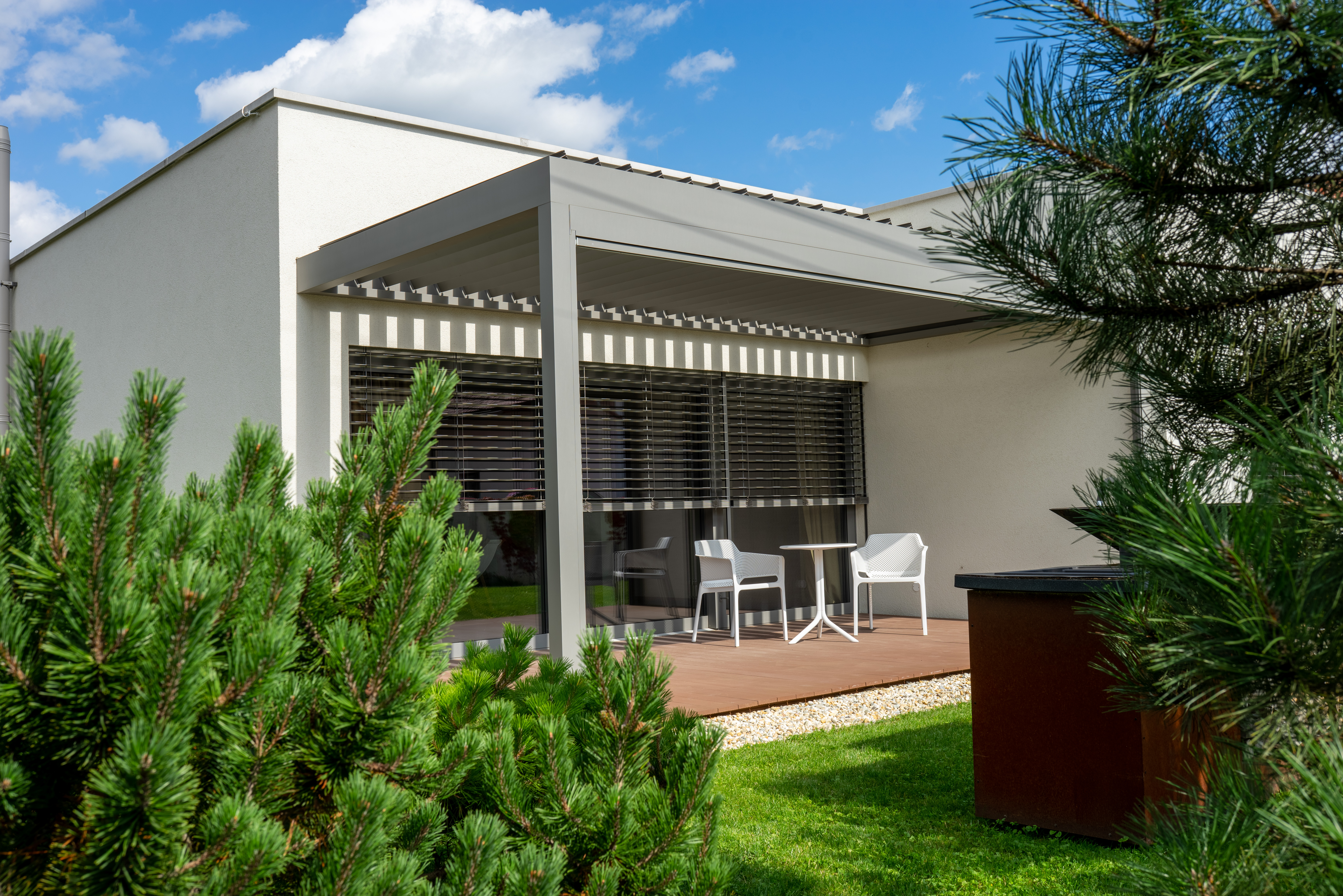 Bioklimatische Pergola und Jalousien in Mojša Galerie